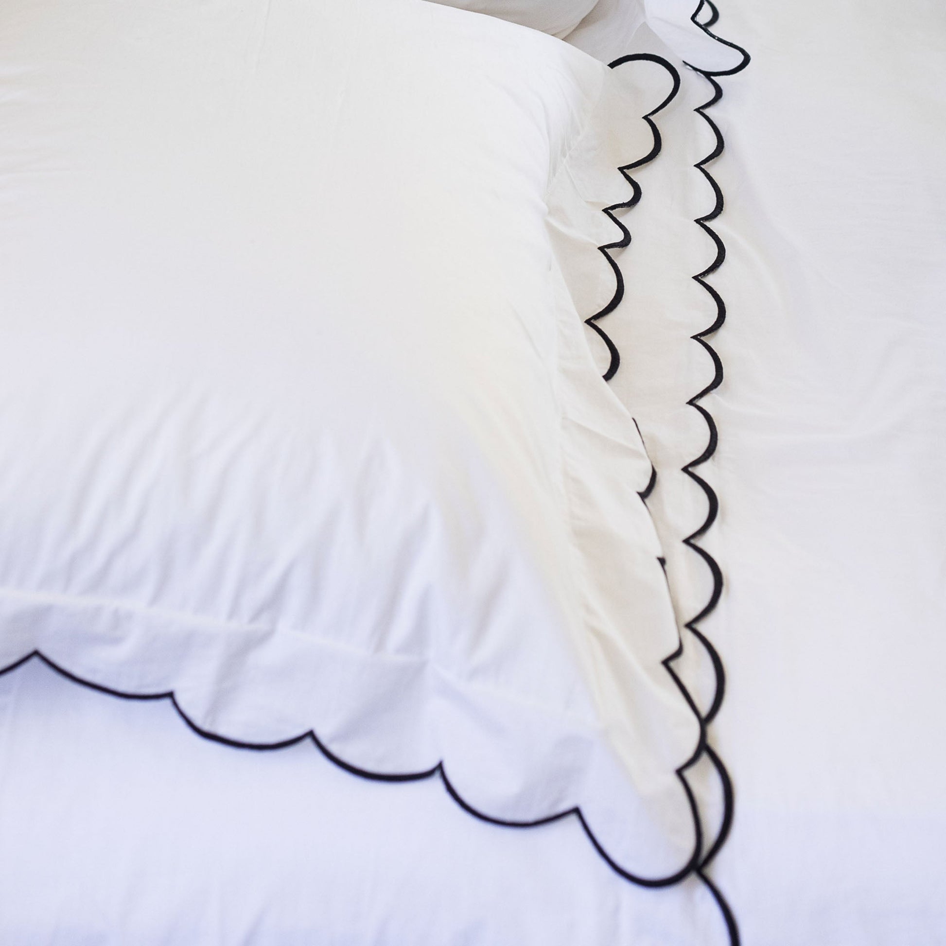 Scalloped Edge Cotton Flat Sheet in Black 450 Thread Count