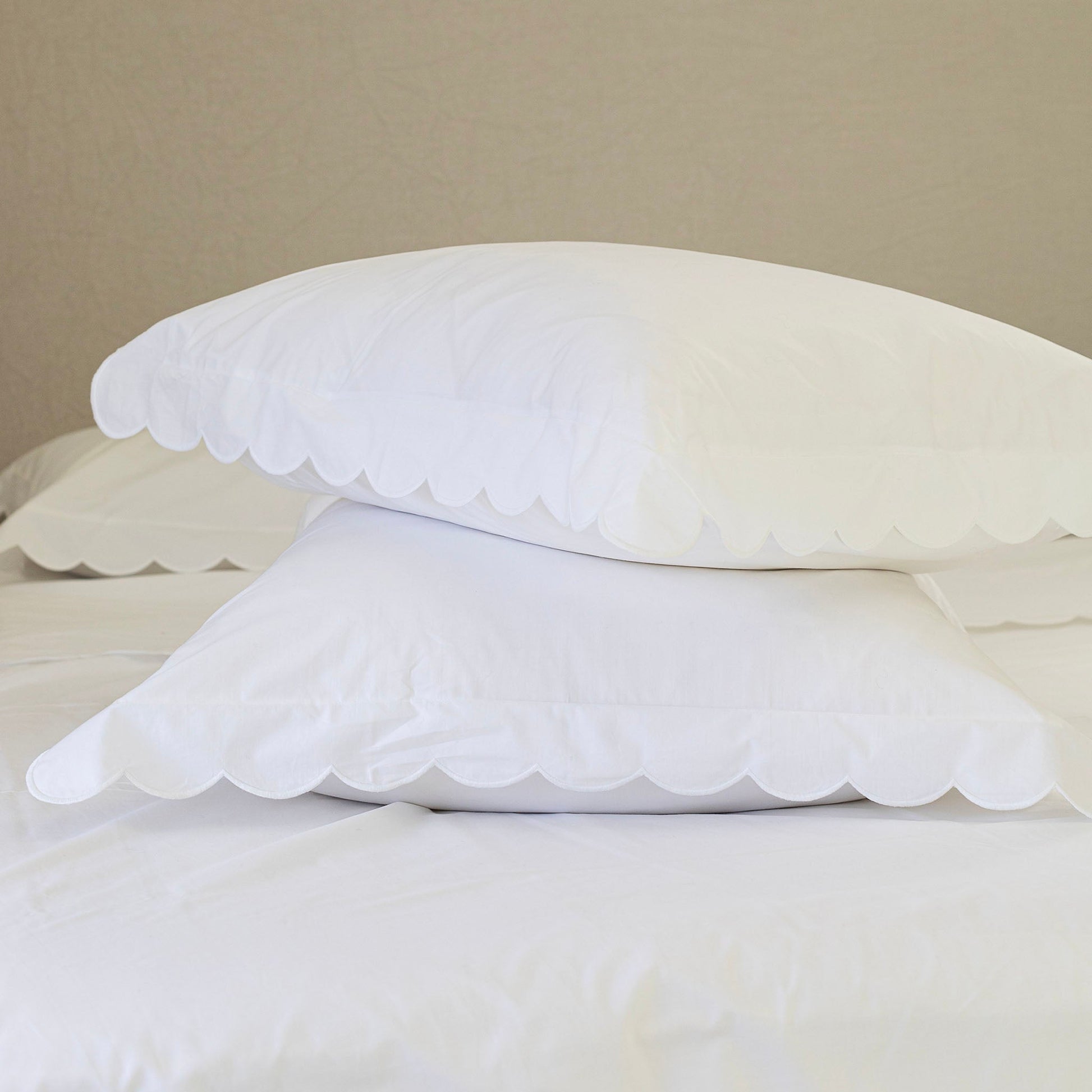 Scalloped Edge Cotton Flat Sheet in White - 450 Thread Count