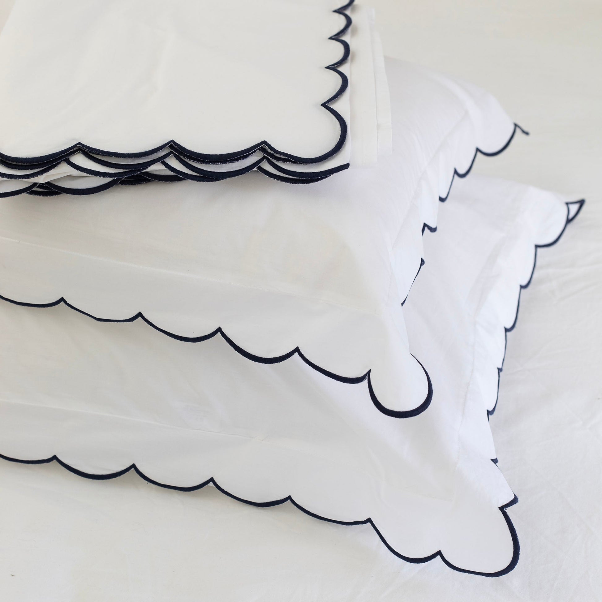 Scalloped Edge Cotton Flat Sheet in Black 450 Thread Count