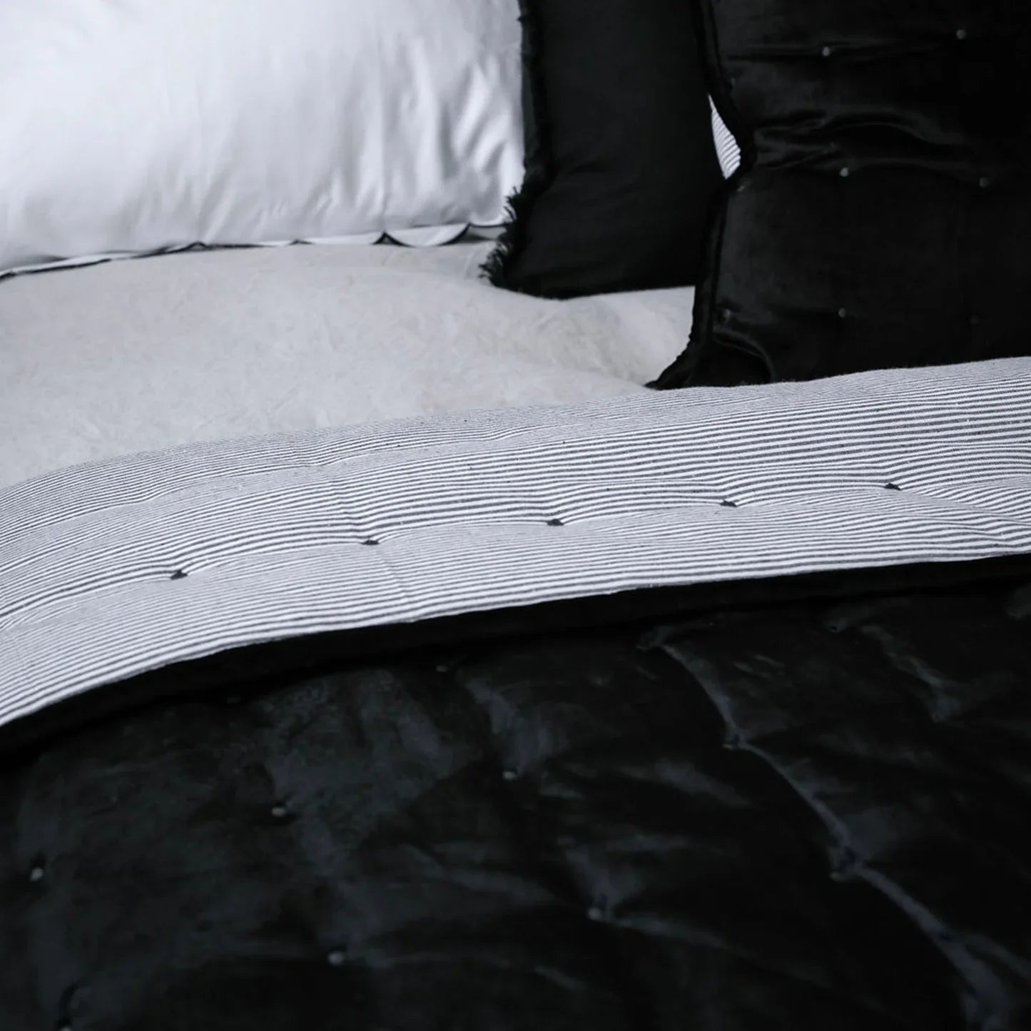 Dainty Cotton Velvet Throw - Black
