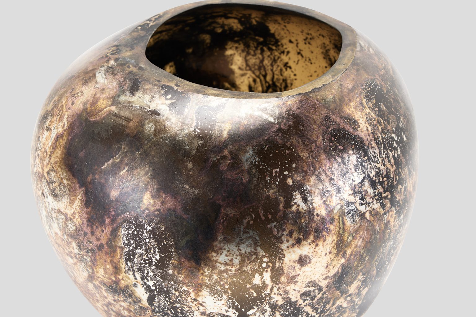 Pharoh Vase Carbon Gold